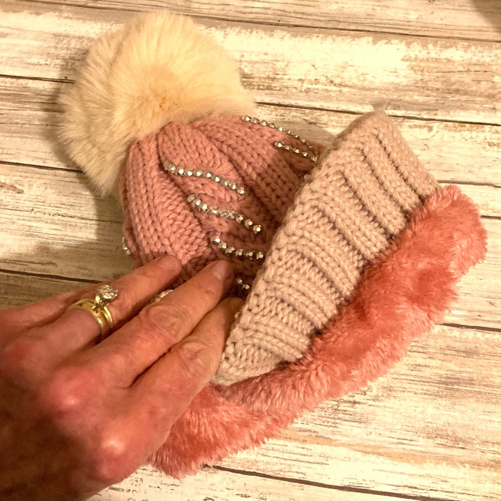 Ladies Hat with Pom - Picture 3 of 4
